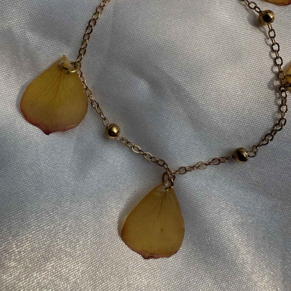 Yelora rose petal bracelet | Amyco